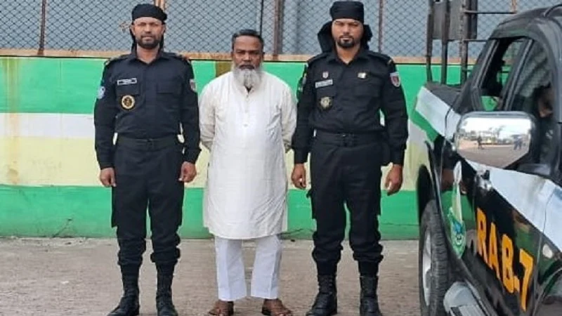 ২০ বছর আত্মগোপনের পর চট্টগ্রামের শীর্ষ সন্ত্রাসী আজিজুল হক গ্রেফতার